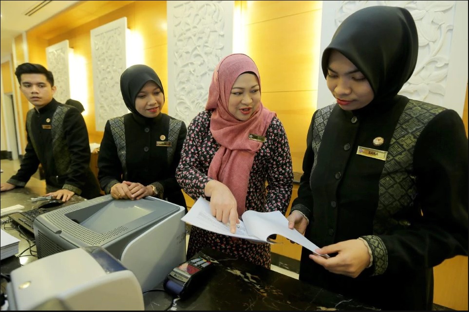 larangan wanita bertudung bekerja di hotel